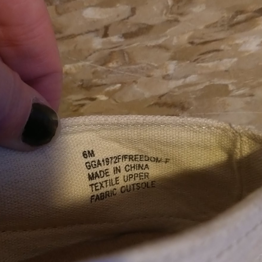 Shoes. - Picture 3 of 4